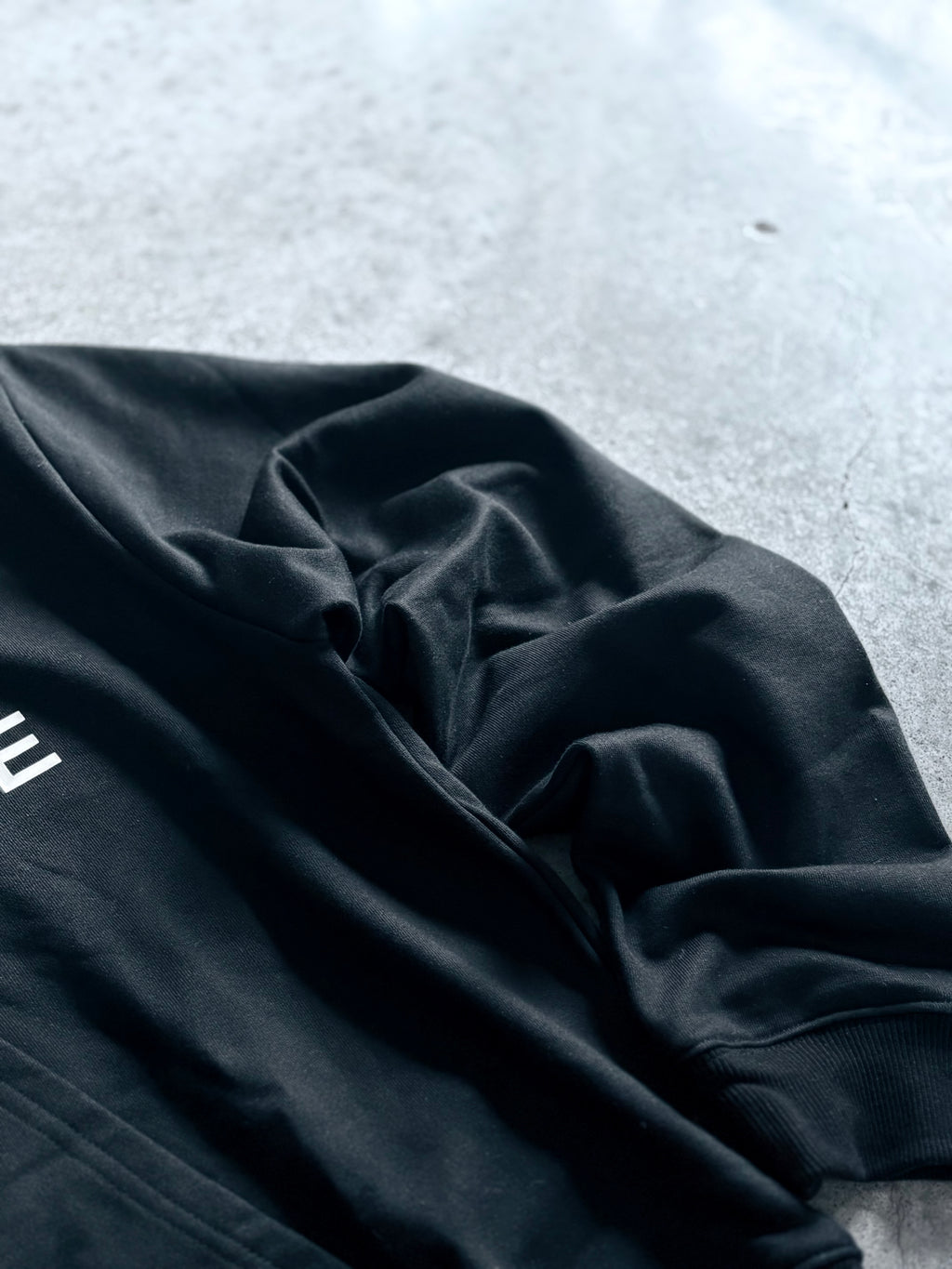 R1.1 HOODIE - BLACK